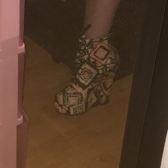 Vintage lace-up wedges super cute and unique! Are you Boss enough ? - Picture 9 of 10